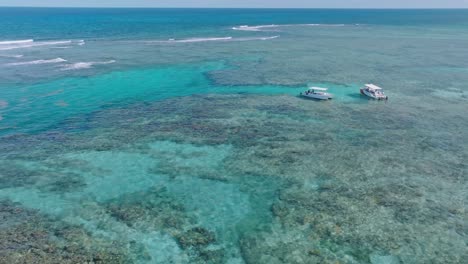 Orbitaufnahme-Eines-Schwimmenden-Schiffes-Zweier-Taucher-In-Den-Meeren-Der-Dominikanischen-Republik