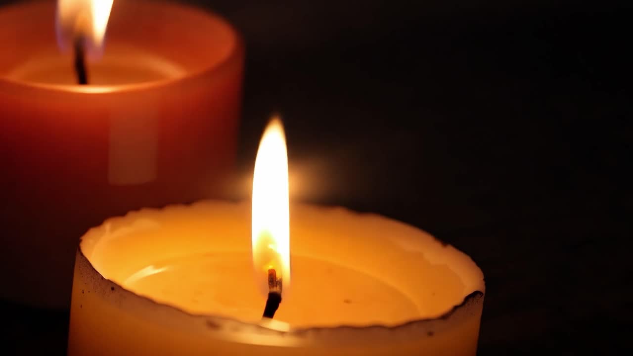 vicino a due candele accese