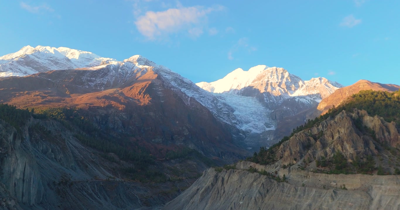 Annapurna Circuit, Manang, Nepal, luftfoto afslører Gangapurna-toppen og gletsjeren, der reflekteres i den turkise Gangapurna-sø under solopgang.