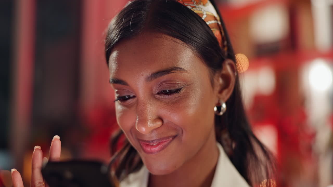 близкий портрет улыбающейся женщины