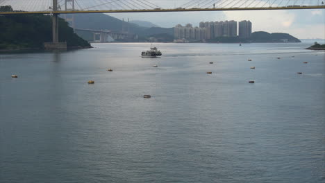 barcaza pasando por debajo de un puente en asia hong kong