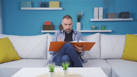 el hombre que mira el archivo en casa se enoja.