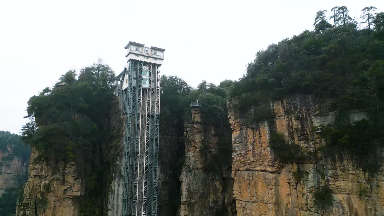 fotografía aérea que muestra el ascensor de bailong en el parque nacional de zhangjiajie