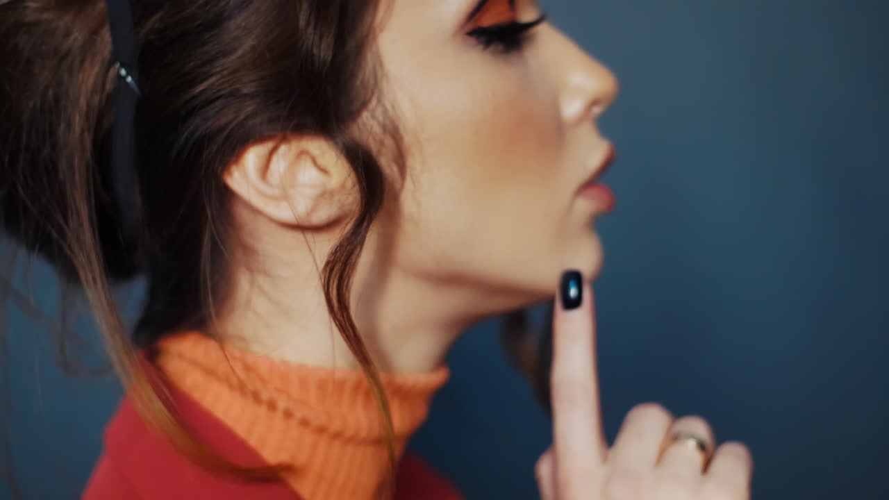 hermosa cabeza femenina en vista de perfil. vista lateral de una chica con cabellos hermosos