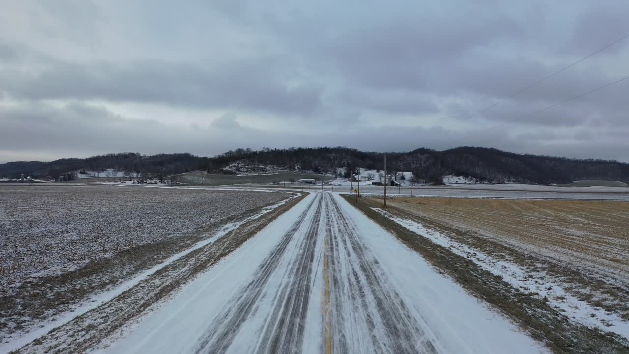 겨울 에 눈 인 시골 도로