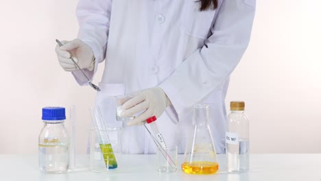 el científico mezcla productos químicos, observando los cambios de color