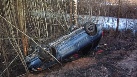 Accidente-Automovilístico-En-Las-Carreteras-Resbaladizas-Con-Hielo-Negro-Al-Revés