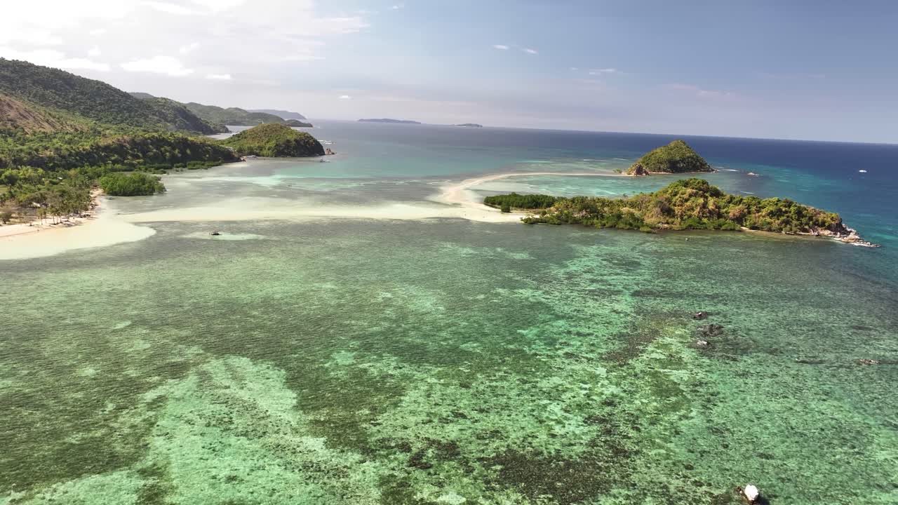 Beautiful tropical view of small islands connected to shore by sand bridge. Lakdayan, Coron, Philippines.