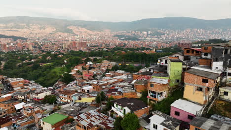 vista aérea pasando por las coloridas viviendas de los barrios marginales en la comuna 13, en mendellin, colombia