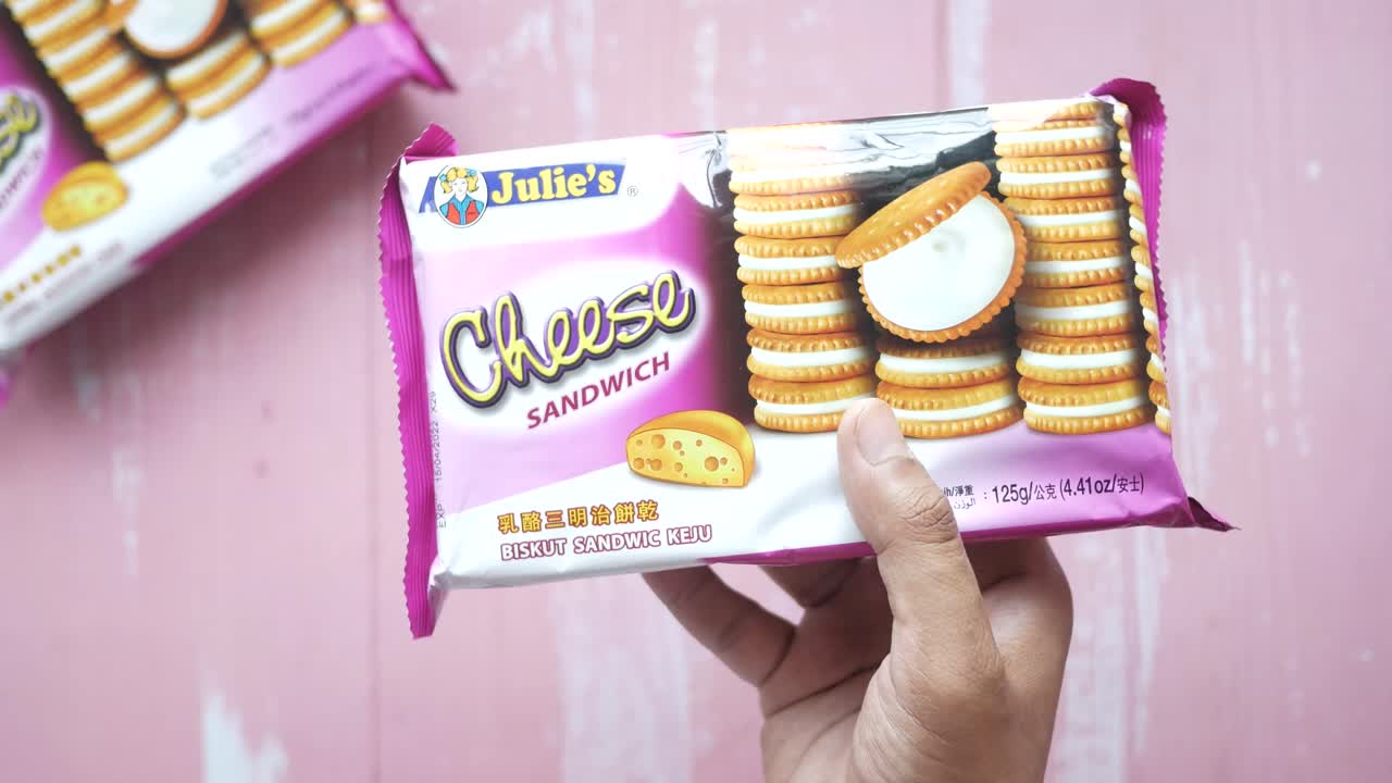 ジュリーのチーズサンドイッチクッキーのパックを握る手