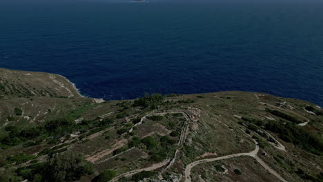 Toma-Aérea-Sobre-El-Acantilado-De-Dingli-Hacia-El-Mar