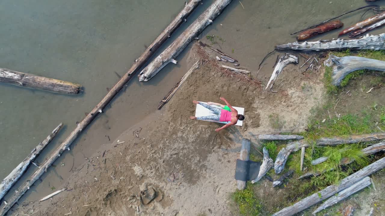 두 명의 여성이 아크로요가 4k를 연습합니다.