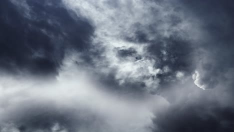 4k volando a través de una tormenta eléctrica dentro de nubes cumulonimbus