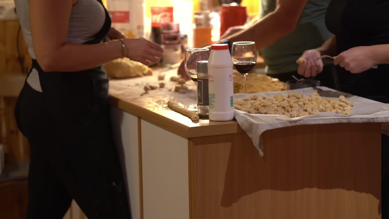 personas irreconocibles y amigos preparando la cena en la cocina