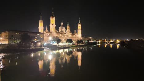 Basilika-El-Pilar-In-Saragossa,-Spanien,-Nachts-Von-Der-Anderen-Seite-Des-Flusses-Ebro-Aus-Gesehen