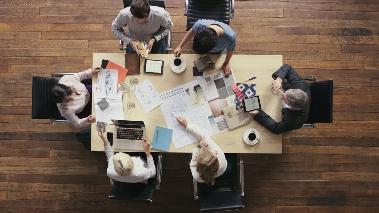 imágenes de video de 4k de un grupo de empresarios teniendo una reunión en una oficina moderna