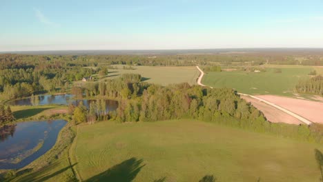 Luftdrohne-Des-Majestätischen-Naturparks-Mit-See-Am-Klaren-Himmel-In-Nordeuropa