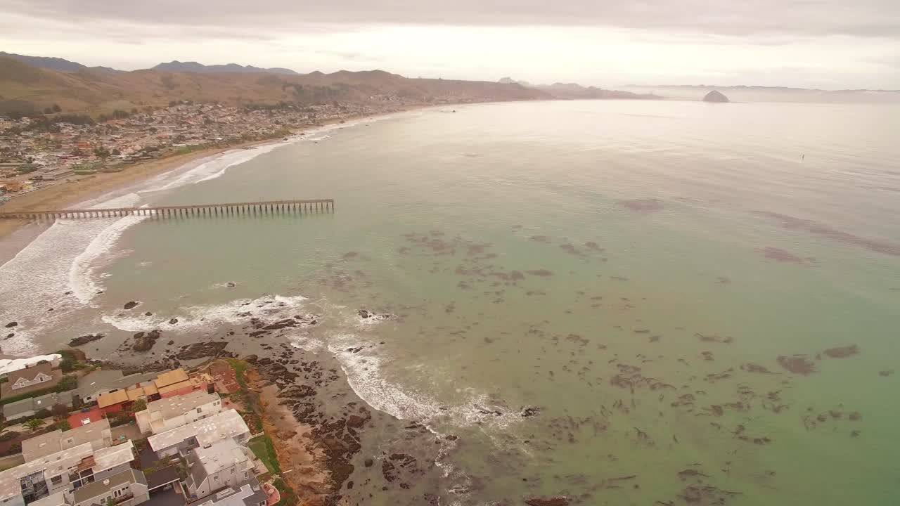 Luftfoto av en liten strandby på en dyster dag - Cayucos, California