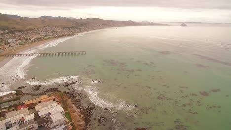 Vista-Aérea-De-Una-Pequeña-Ciudad-Costera-En-Un-Día-Sombrío---Cayucos,-California