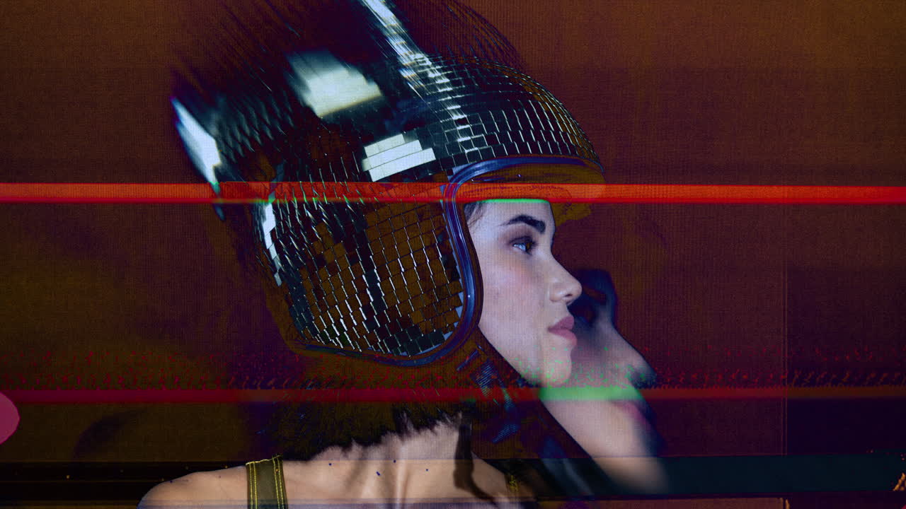 mujer posa con orejas de conejo de bola de espejo