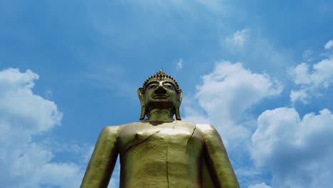 Estatua-De-Buda-Con-Nubes-Y-Cielo-Azul