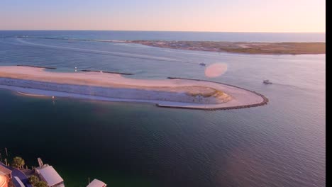 Puesta-De-Sol-En-El-Puerto-De-Un-Tranquilo-Pueblo-Costero-Mientras-Los-Barcos-Llegan-De-Pescar