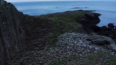 Paisaje-De-Irlanda---Rocas-De-Columna-De-Basalto-En-La-Costa-Norte,-Vista-De-Establecimiento-Aéreo