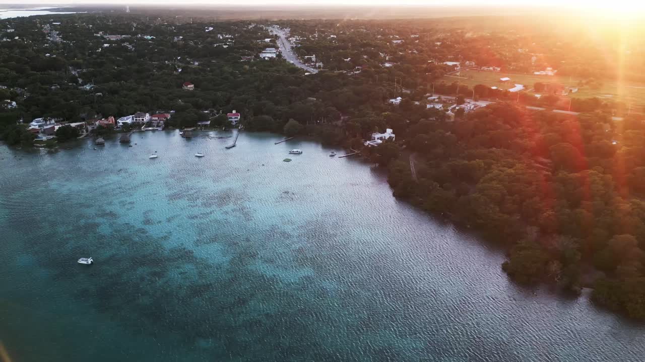 imágenes aéreas del atardecer de bacalar méxico laguna de los siete colores