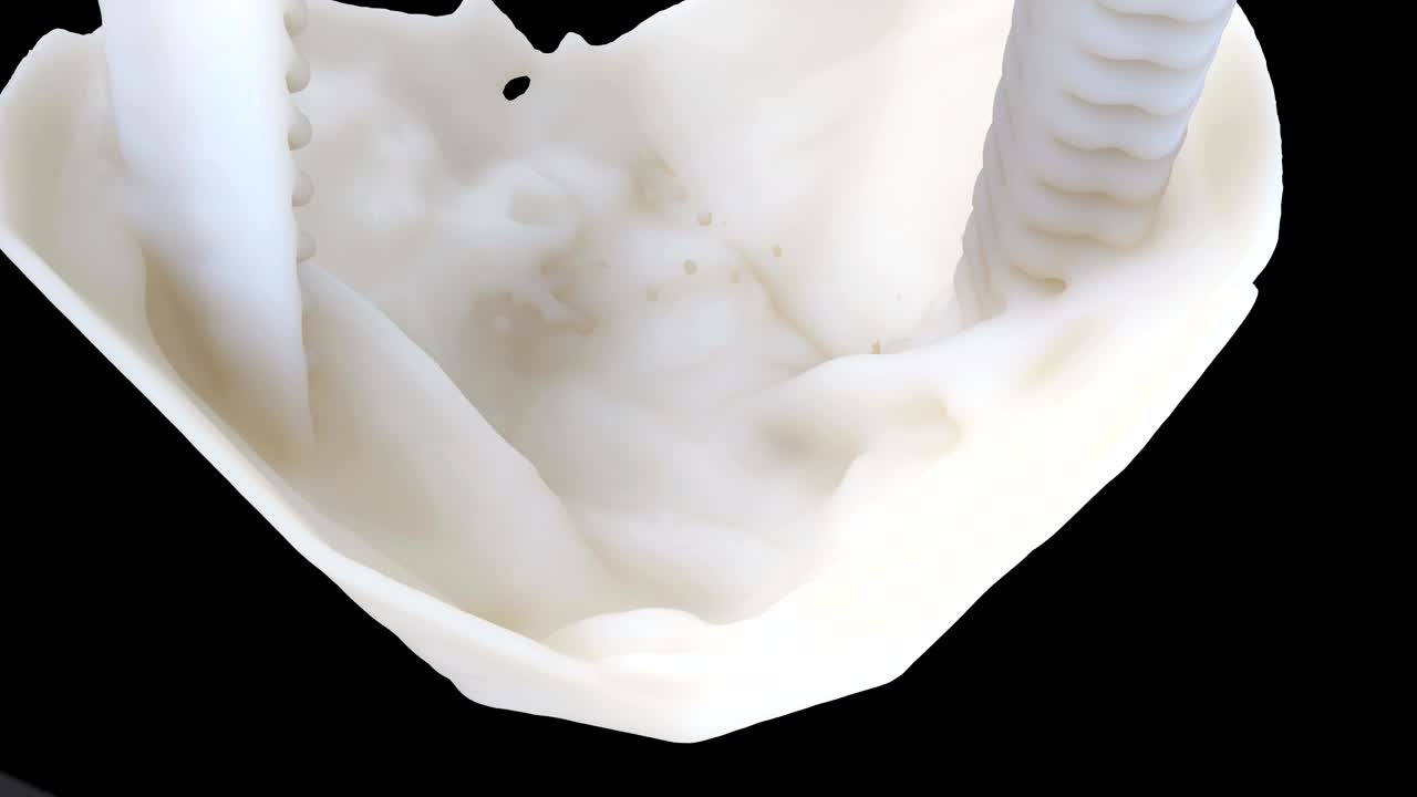 느린 움직임으로 우유가 떨어지고 어져 아름다운 왕관 어리를 형성합니다.