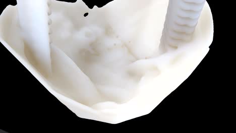 la leche cae y salpica a cámara lenta formando una hermosa salpicadura de corona