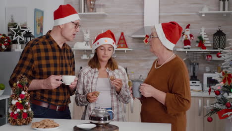 Familia-Feliz-Celebrando-Las-Vacaciones-De-Navidad-Disfrutando-De-Pasar-Juntos-La-Temporada-De-Invierno