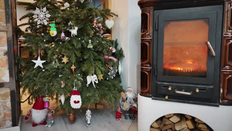 New-Year-Decorate,-Christmas-Tree,-Home-Interior-With-Fireplace-Gifts-and-Decoration