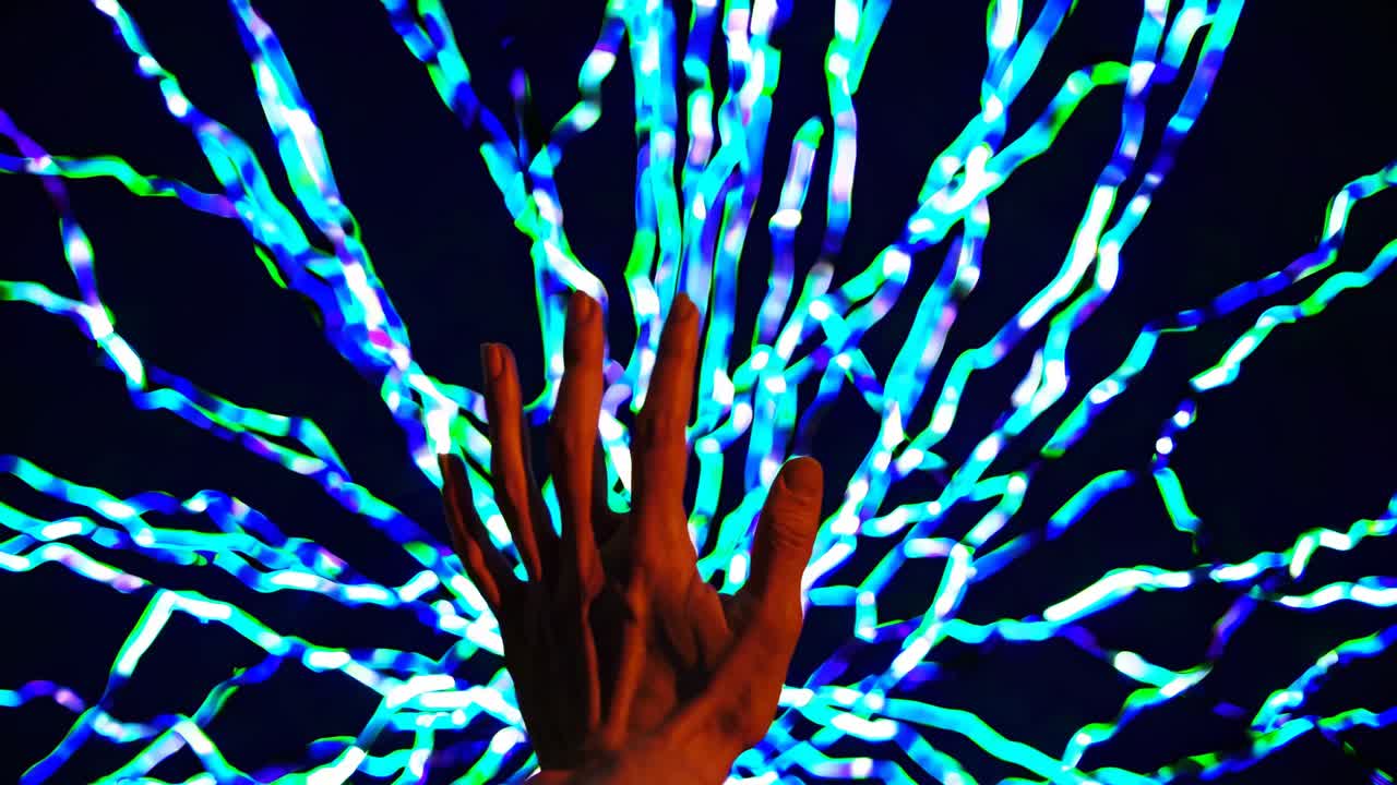 la mano se extiende en una tormenta de luz