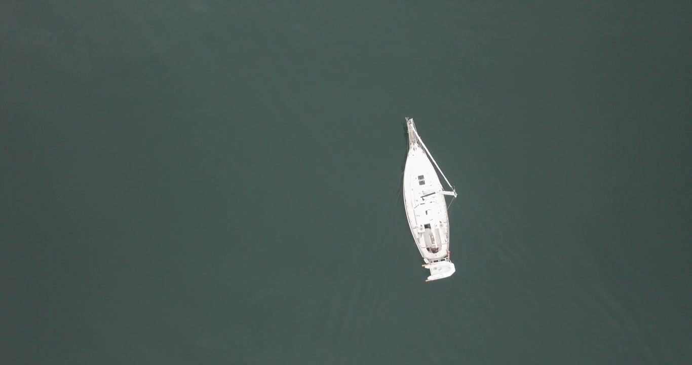 Drone che sorvola una barca a vela