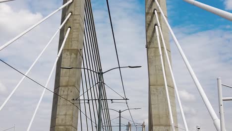mirando hacia arriba cruzando el puente de cruce de tilikum en portland oregon mostrando parte del nombre del puente cerca de la mitad del clip con cielo mayormente nublado toma tres