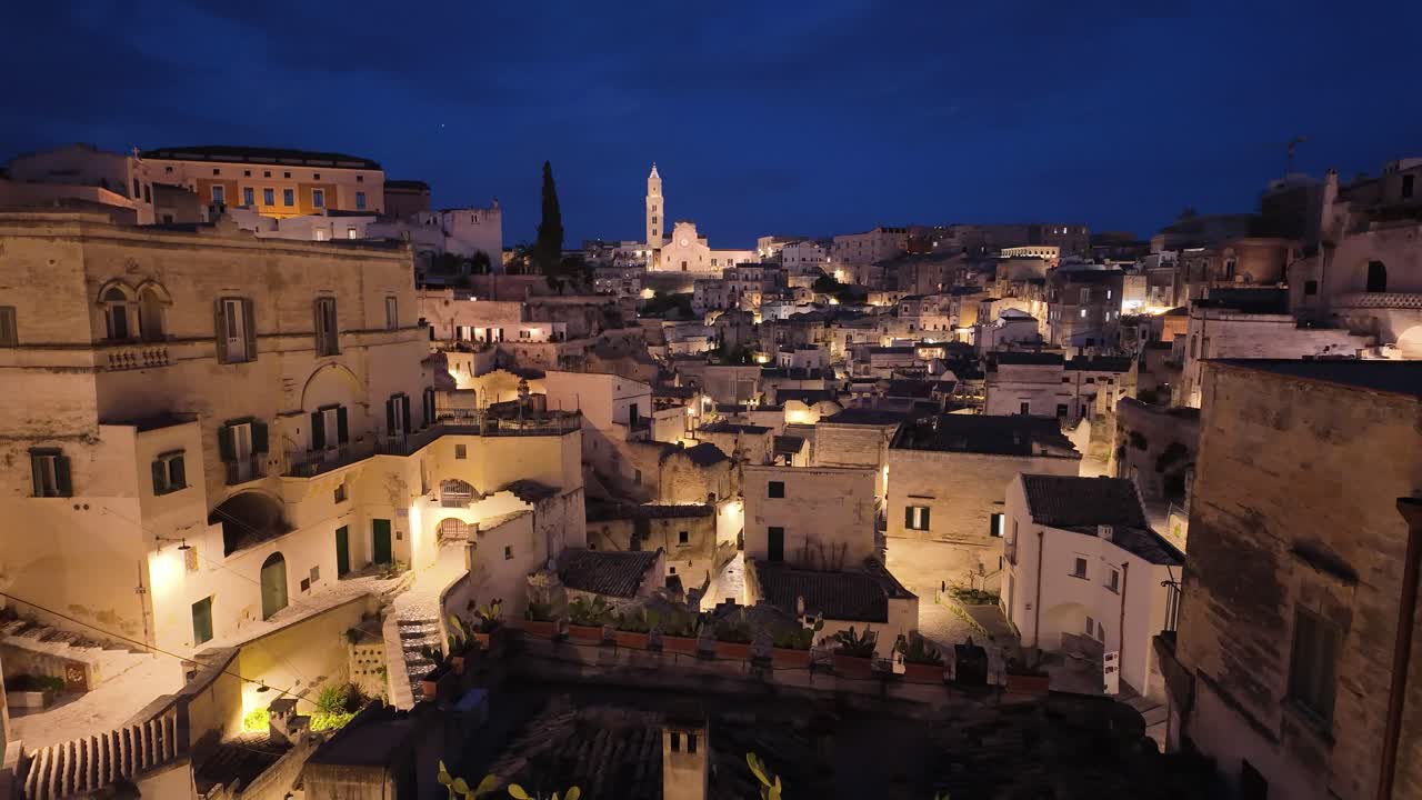 이탈리아의 바실리카타 지역에서 구름이 움직이는 고대 도시 마테라의 야간 타임스