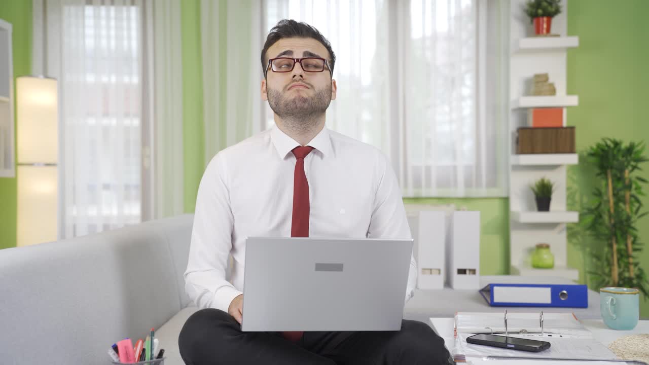 지친 사업가가 동기부여로 무너지고 있습니다.