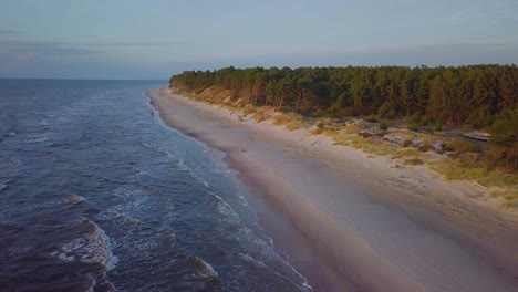 Schöne-Luftaufnahme-Der-Ostseeküste-An-Einem-Sonnigen-Abend,-Sonnenuntergang,-Goldene-Stunde,-Strand-Mit-Weißem-Sand,-Küstenerosion,-Klimaveränderungen,-Weitwinkel-drohnenschuss,-Der-Sich-Vorwärts-Bewegt