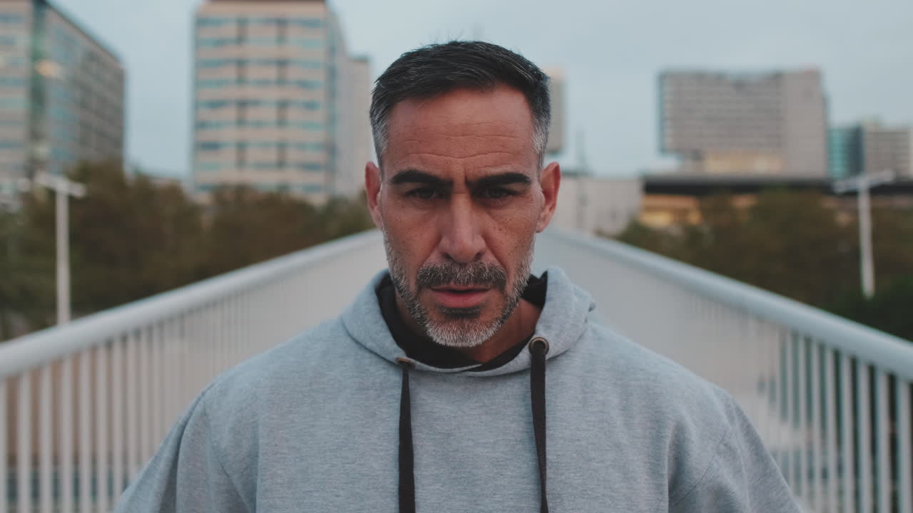 retrato de un hombre en una ciudad