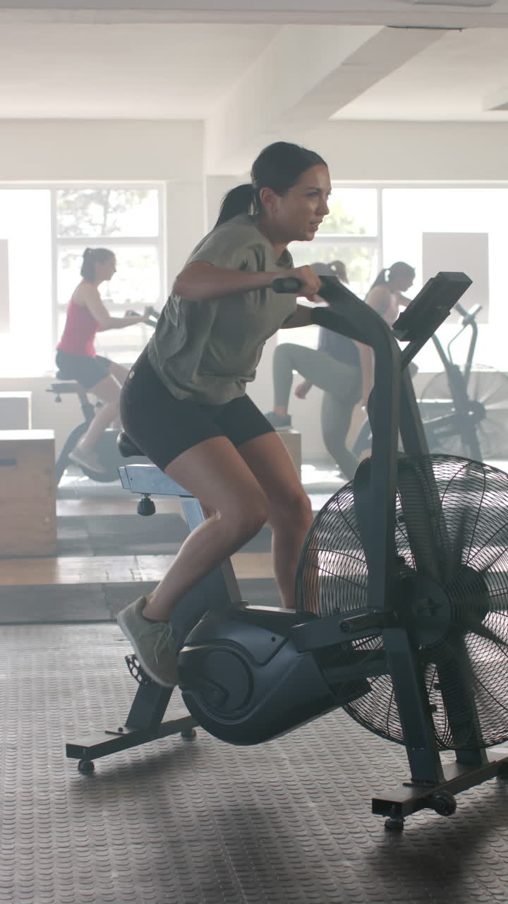 Video verticale di sportive di diverse etnie che si allenano in palestra al rallentatore.