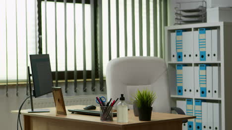 interior de un espacio de oficina vacío