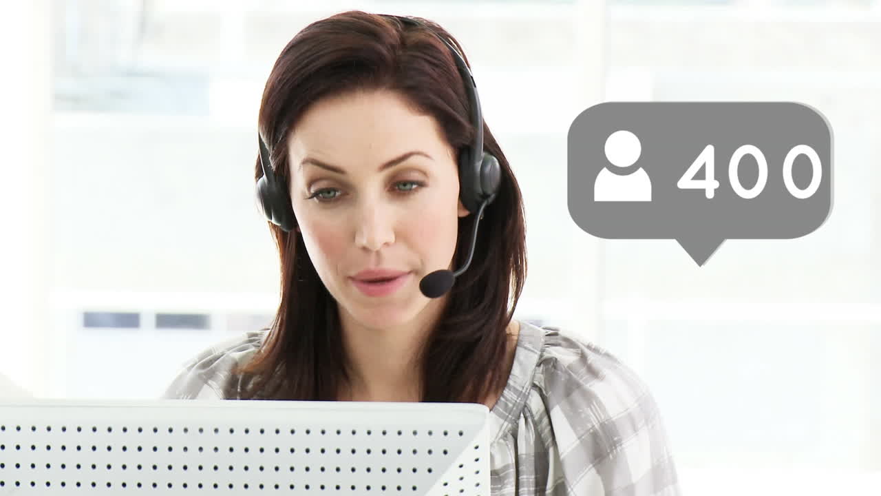 Animazione di icone digitali su donna d'affari che usa auricolari telefonici