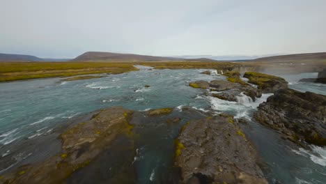 Vista-Aérea-Con-Dron-Fpv-De-La-Cascada-Kirkjufellsfoss-En-Islandia