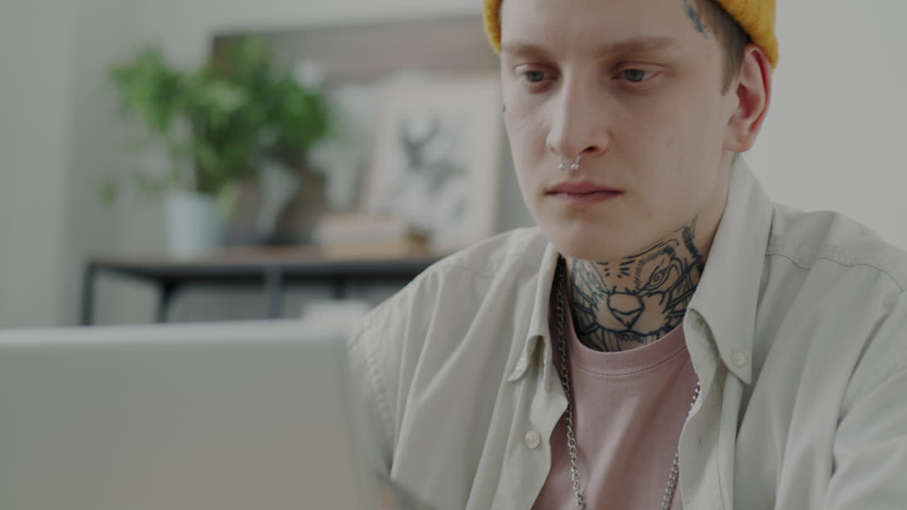 joven concentrado en la computadora portátil