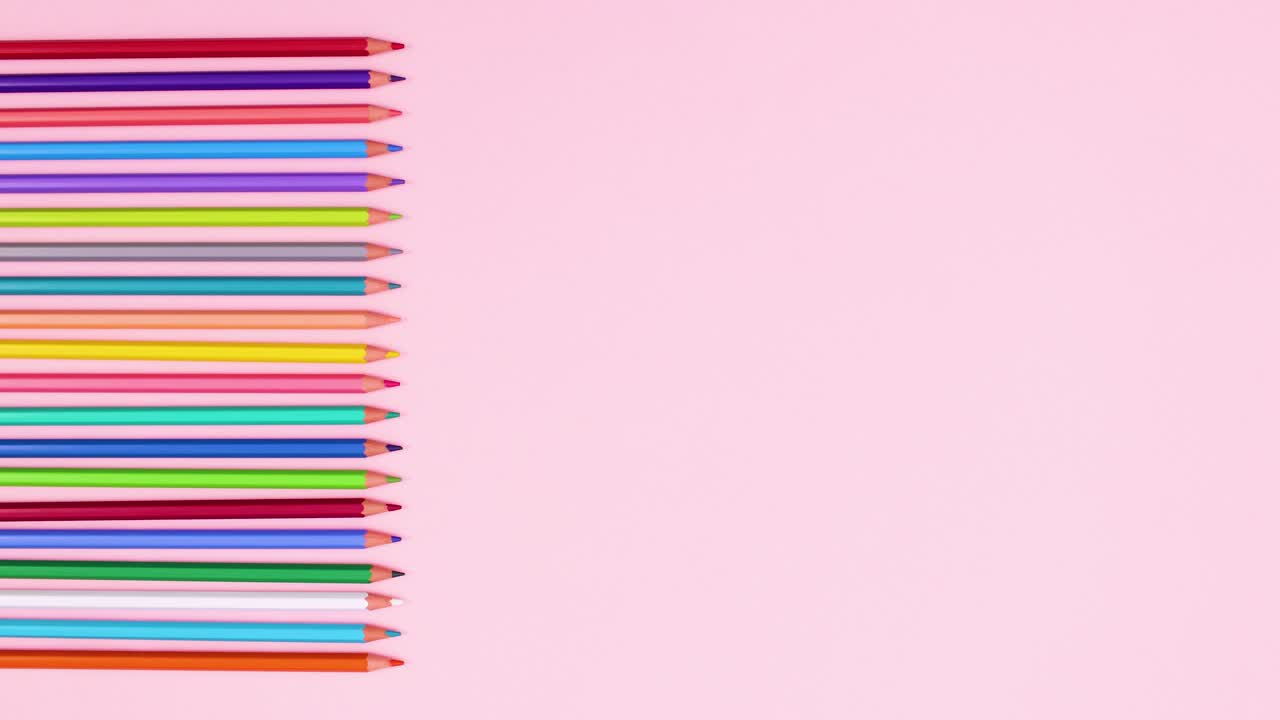 el cuaderno abierto aparece junto a los lápices de colores pastel.