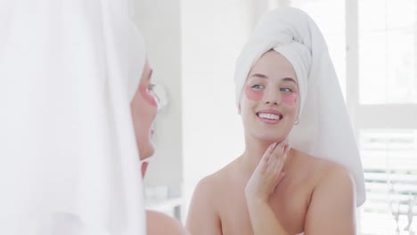mujer feliz caucásica de talla grande con bata de baño mirando al espejo en cámara lenta