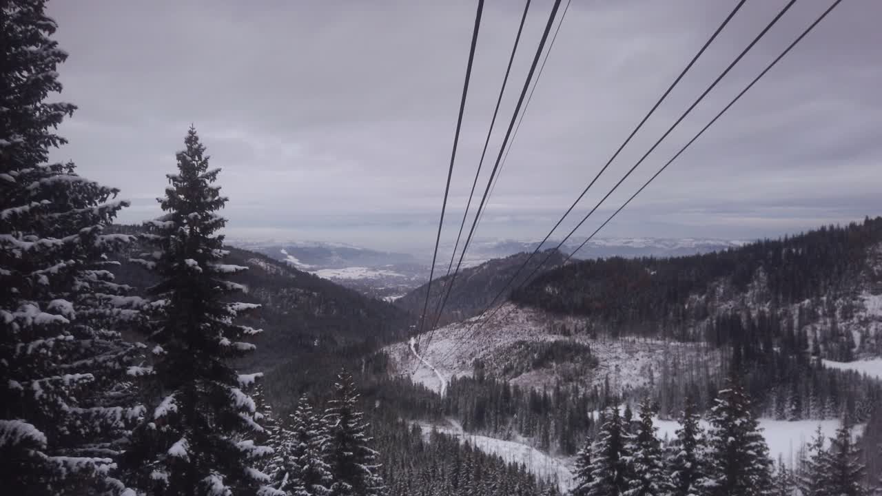 vista sobre el valle nevado desde el vagón del teleférico en kasprowy wierch, montañas tatra, polonia