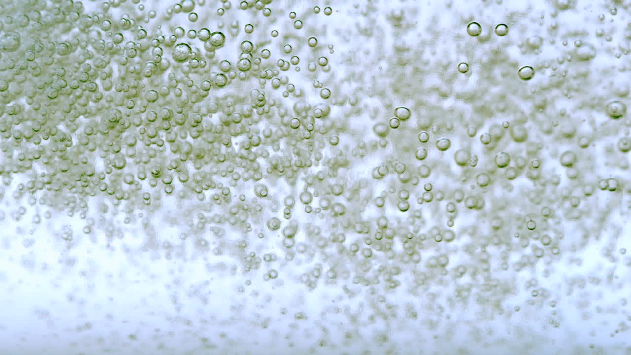 burbujas verdes en el agua