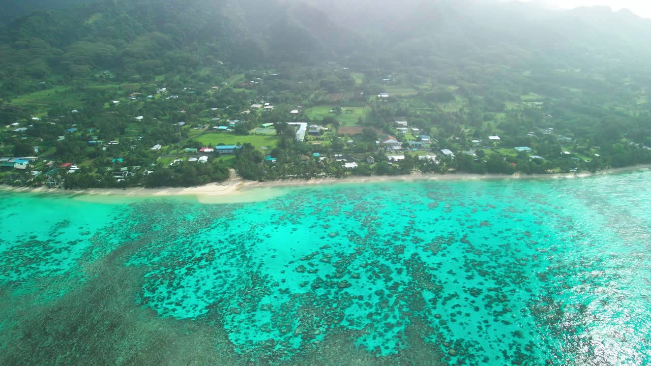 volando alto sobre la laguna muri en rarotonga con un arrecife poco profundo debajo
