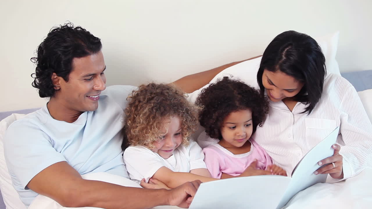 I genitori leggono una storia per i loro figli